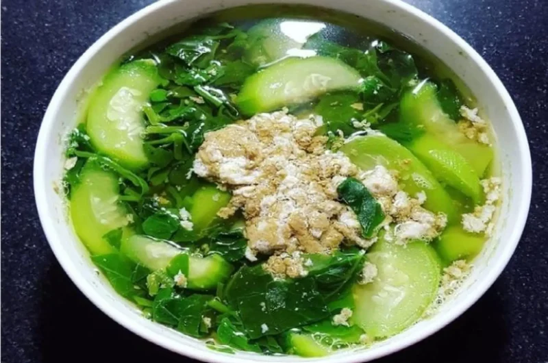Canh cua rau mồng tơi mướp